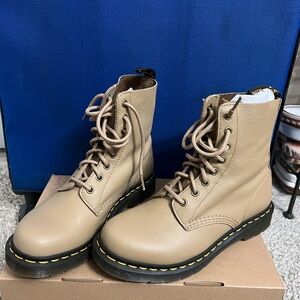 Dr. Martens 1460 Pascal in Savannah Tan.